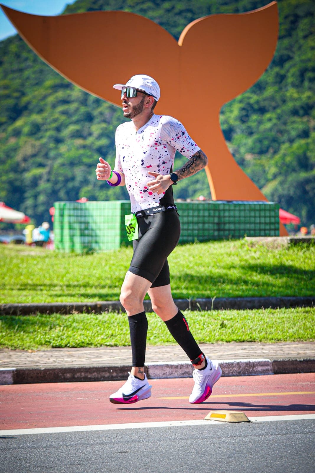 Felipe Bessa correndo na etapa final de uma prova de triatlo.